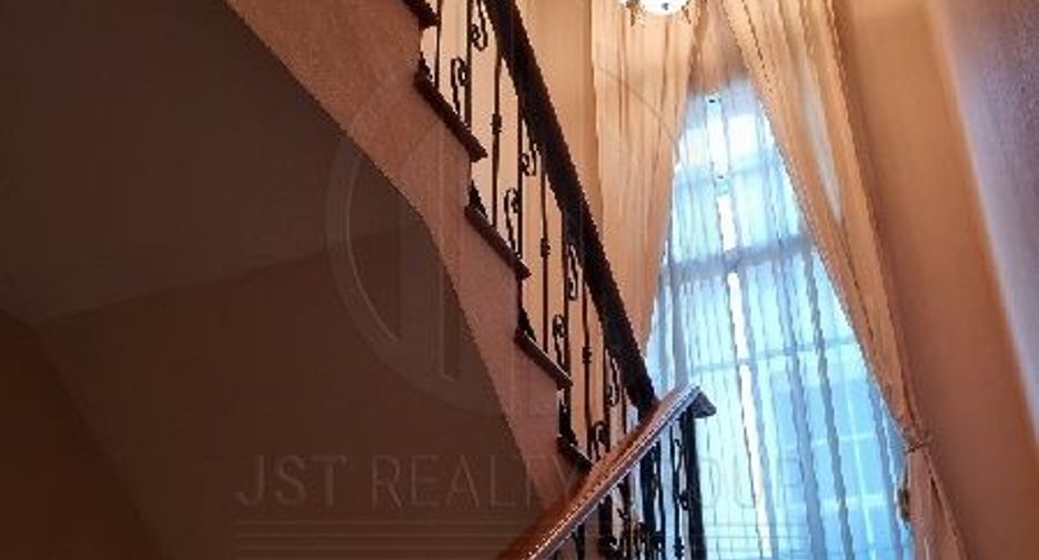 For rent 5 bedrooms townhouse in Yan Nawa, Bangkok