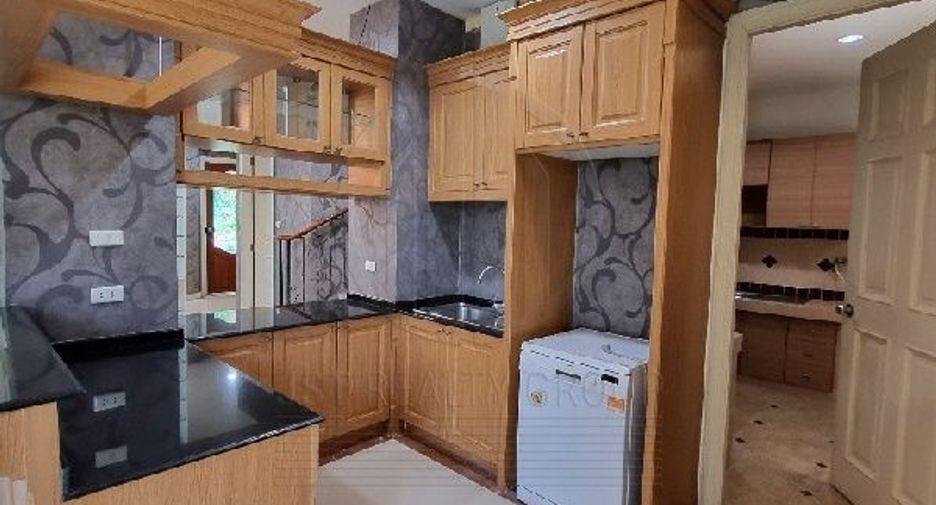 For rent 5 bedrooms townhouse in Yan Nawa, Bangkok