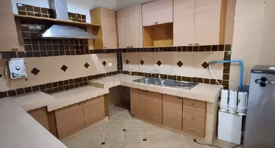 For rent 5 bedrooms townhouse in Yan Nawa, Bangkok