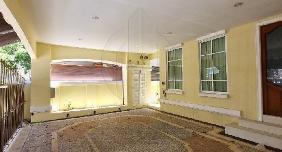 For rent 5 bedrooms townhouse in Yan Nawa, Bangkok