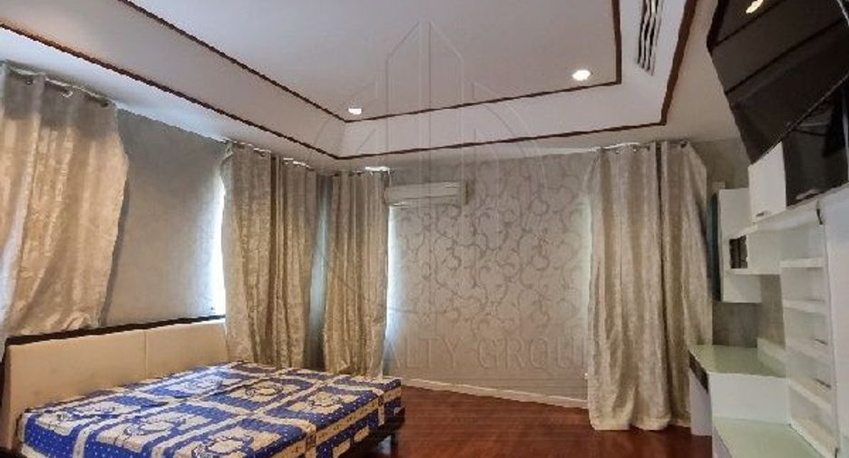 For rent 5 bedrooms townhouse in Yan Nawa, Bangkok