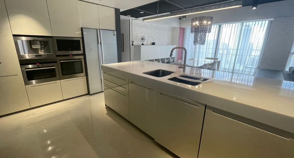 For rent 3 bedrooms condo in Sathon, Bangkok