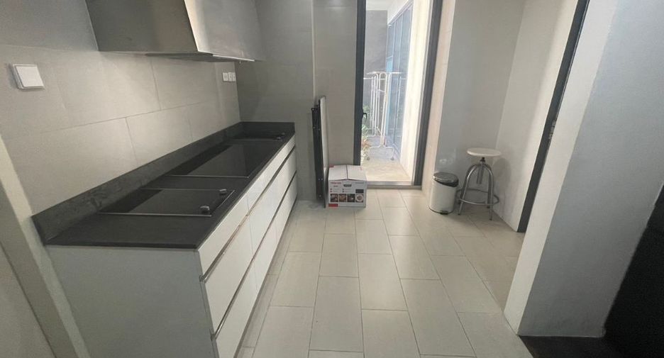 For rent 3 bedrooms condo in Sathon, Bangkok