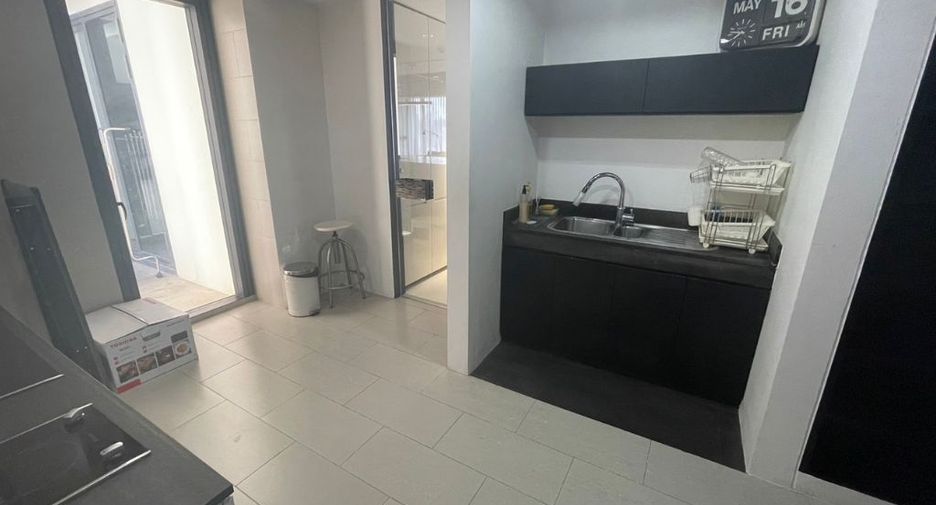 For rent 3 bedrooms condo in Sathon, Bangkok
