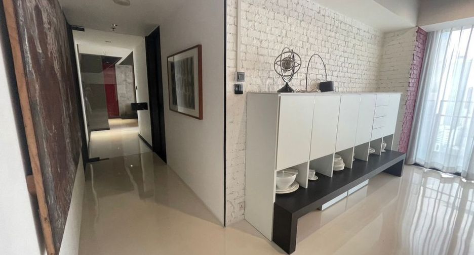 For rent 3 bedrooms condo in Sathon, Bangkok