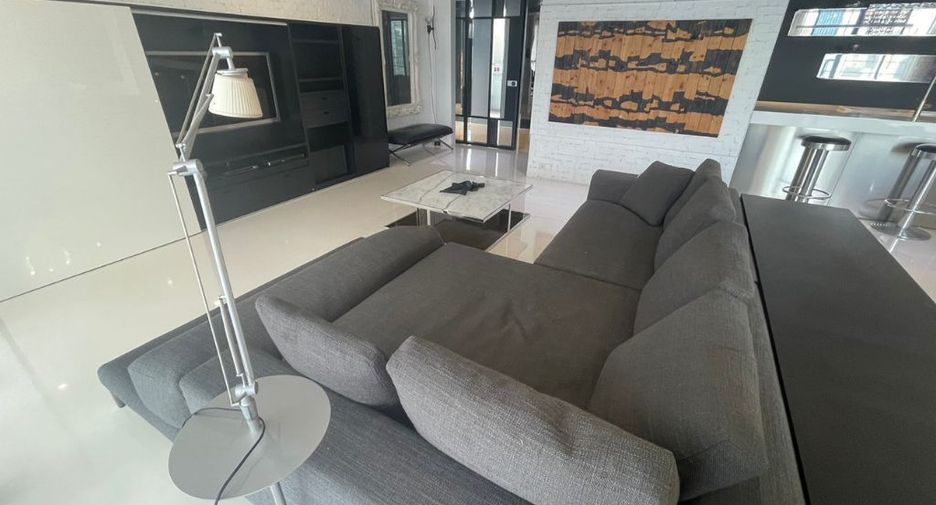 For rent 3 bedrooms condo in Sathon, Bangkok