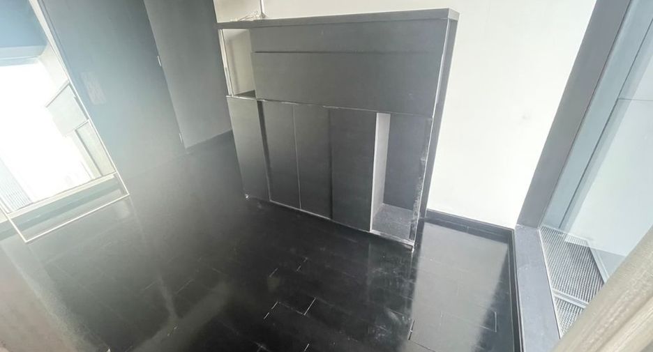 For rent 3 bedrooms condo in Sathon, Bangkok
