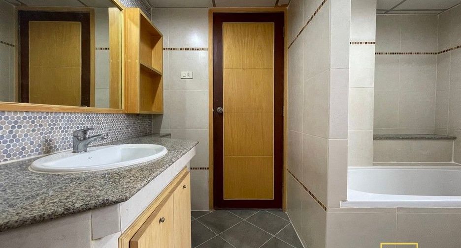 For rent 3 ベッドルーム apartment in Khlong Toei, Bangkok