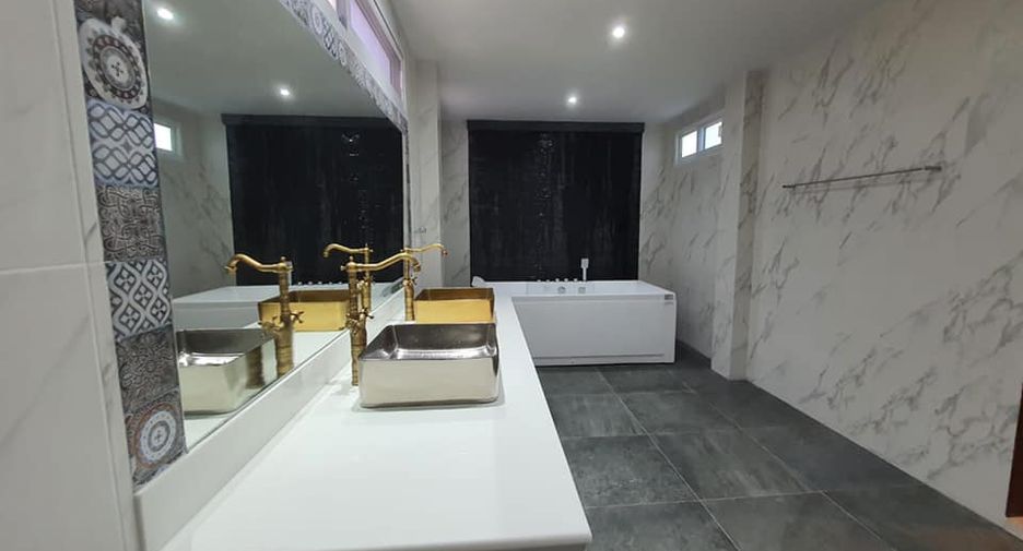 For rent and for sale 4 bedrooms villa in Mueang Phuket, Phuket