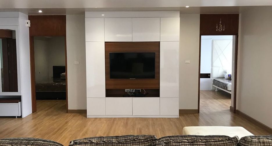 For sale 3 bedrooms condo in Watthana, Bangkok
