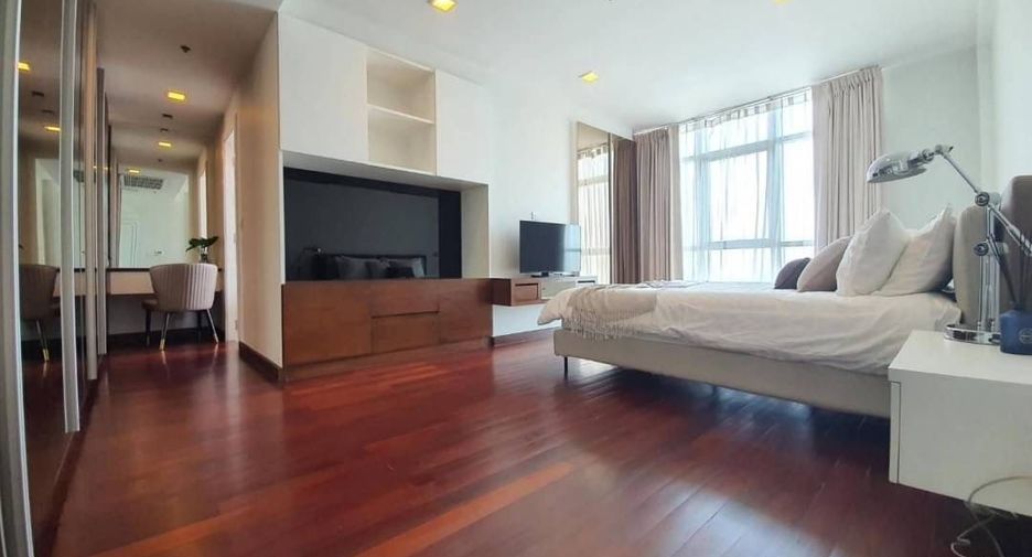 For rent 3 bedrooms condo in Khlong Toei, Bangkok