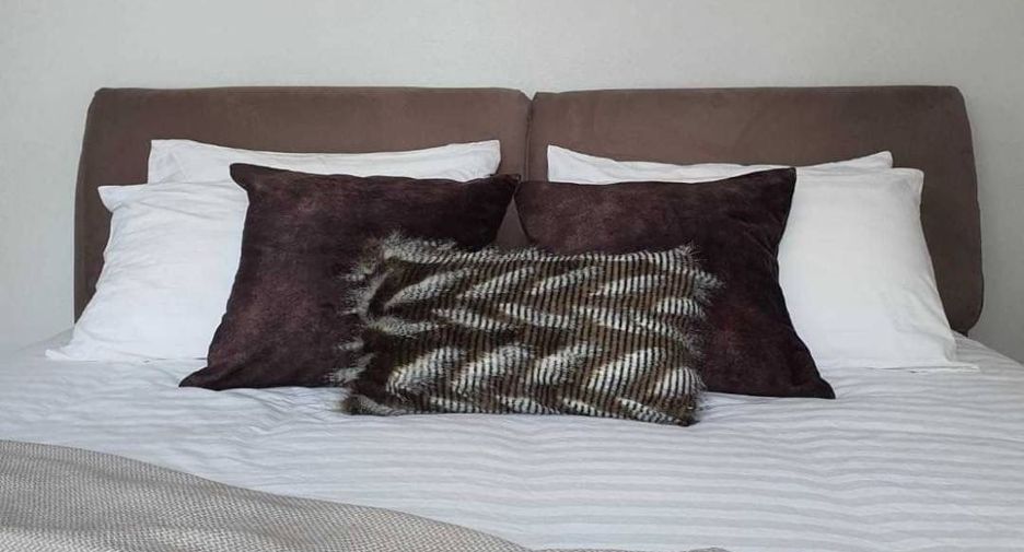 For rent 3 bedrooms condo in Khlong Toei, Bangkok