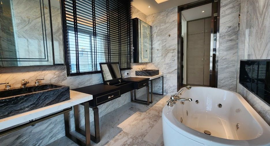 For rent 3 bed condo in Khlong San, Bangkok