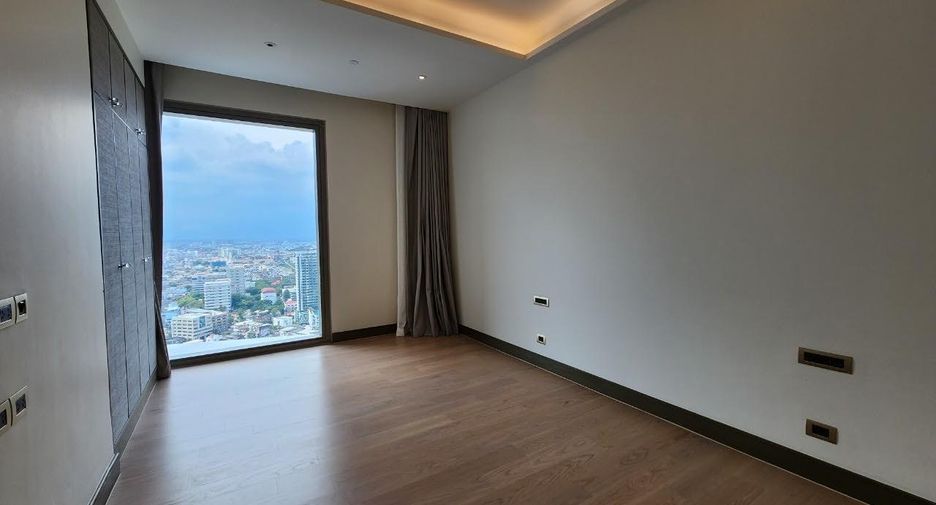 For rent 3 bed condo in Khlong San, Bangkok