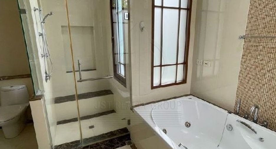 For rent 4 bedrooms house in Watthana, Bangkok
