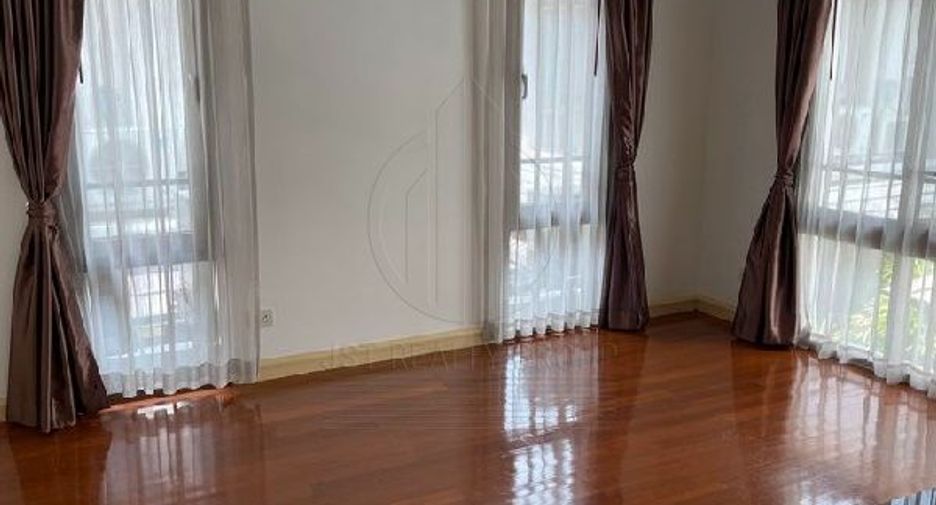 For rent 4 bedrooms house in Watthana, Bangkok
