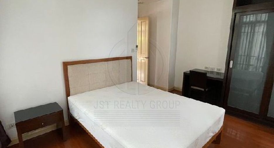 For rent 4 bedrooms house in Watthana, Bangkok