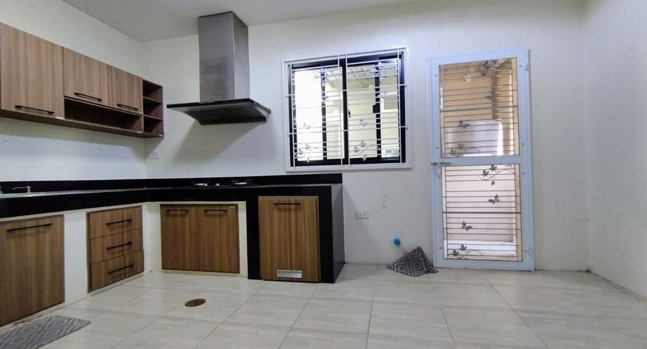 À vendre 4 chambres maison de ville à Phra Pradaeng, Samut Prakan