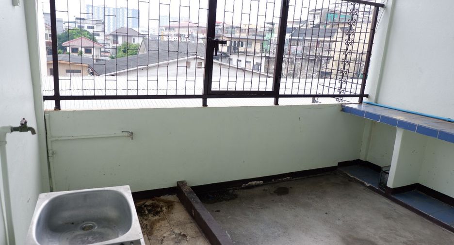 For rent 4 bedrooms house in Bangkok Yai, Bangkok