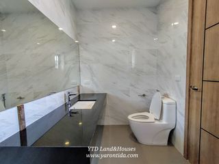 For sale 4 ベッドルーム townhouse in Saphan Sung, Bangkok