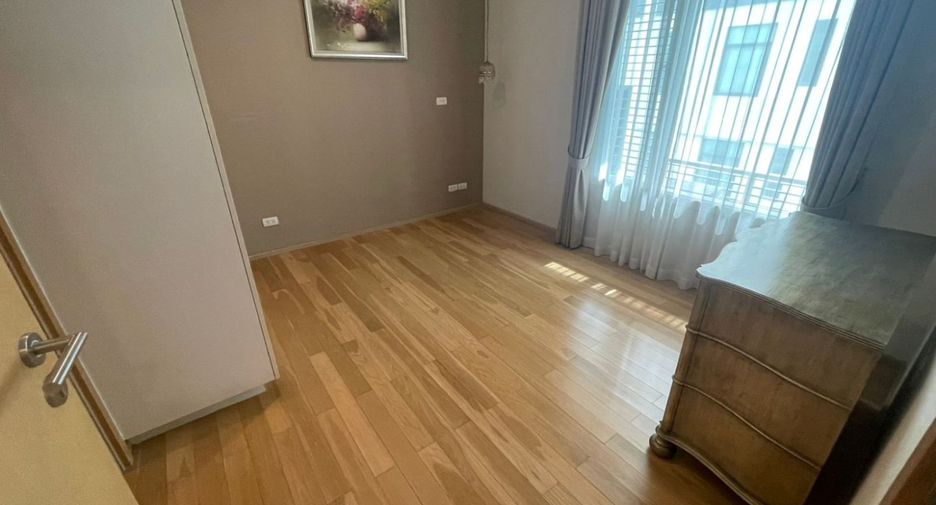 For rent 3 bedrooms condo in Khlong Toei, Bangkok