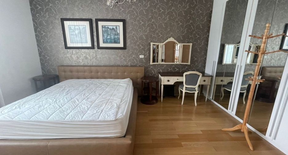 For rent 3 bedrooms condo in Khlong Toei, Bangkok