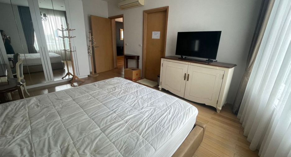 For rent 3 bedrooms condo in Khlong Toei, Bangkok