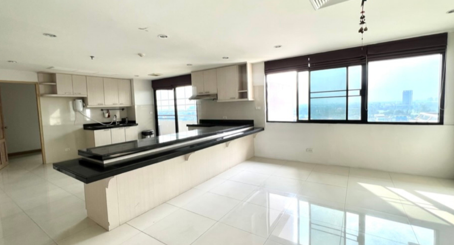 Condo en venta de 4 habitaciones en Pak Kret, Nonthaburi