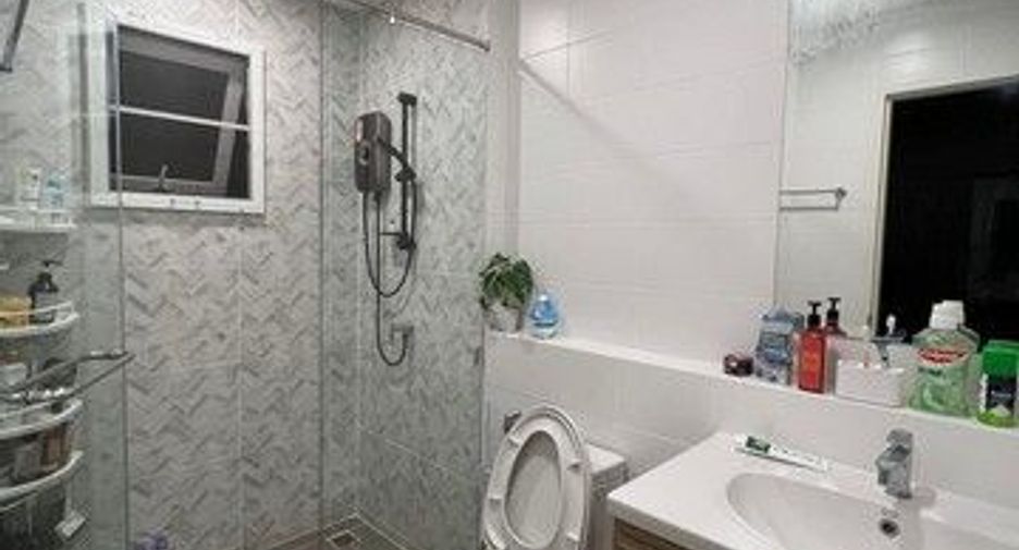 Аренда 4 спальни дом в Лат Крабанг, Бангкок
