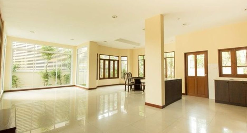 For rent 5 bedrooms house in Lat Phrao, Bangkok