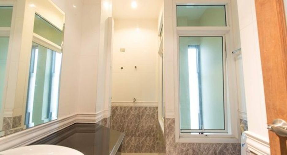 For rent 5 bedrooms house in Lat Phrao, Bangkok