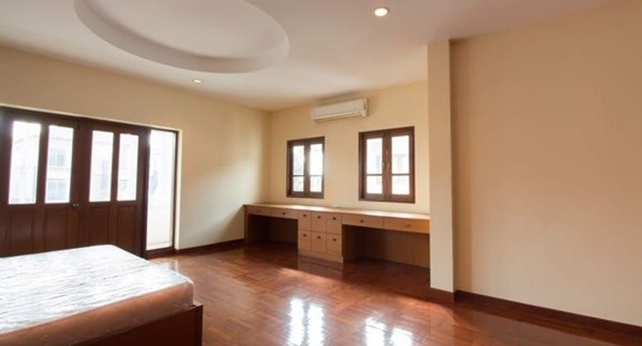 For rent 5 bedrooms house in Lat Phrao, Bangkok