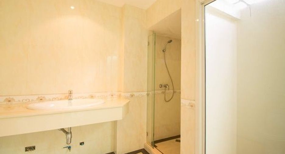 For rent 5 bedrooms house in Lat Phrao, Bangkok