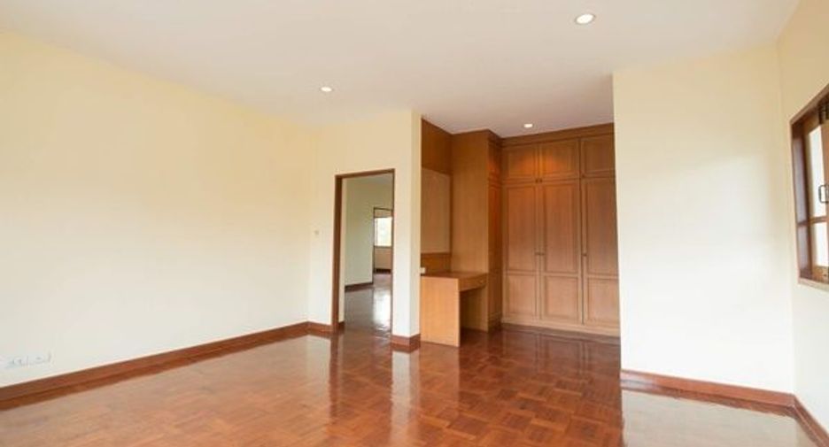 For rent 5 bedrooms house in Lat Phrao, Bangkok