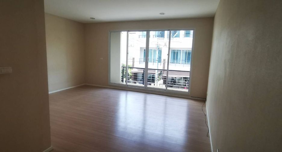For sale 3 bedrooms townhouse in Bueng Kum, Bangkok