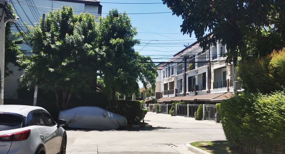 For sale 3 bedrooms townhouse in Bueng Kum, Bangkok