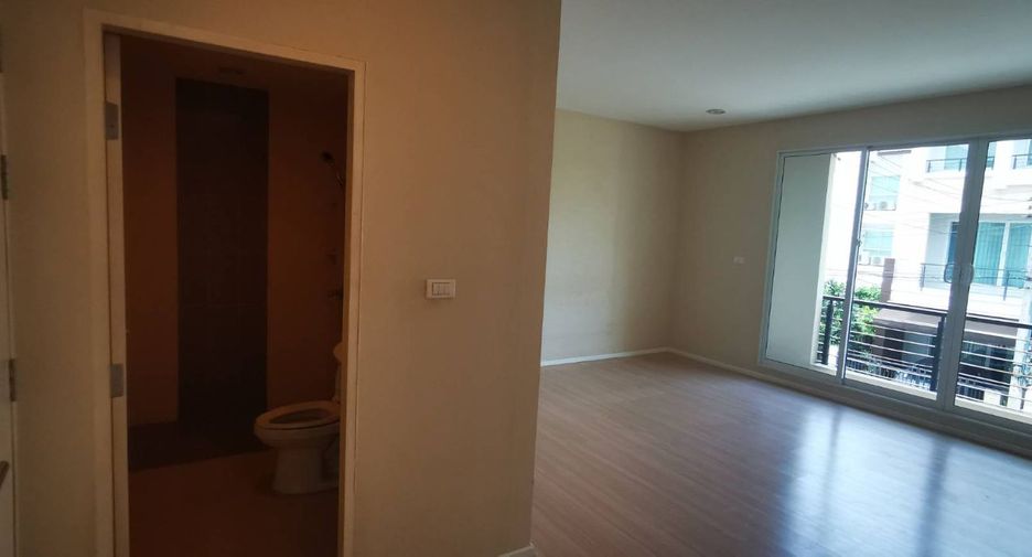 For sale 3 bedrooms townhouse in Bueng Kum, Bangkok
