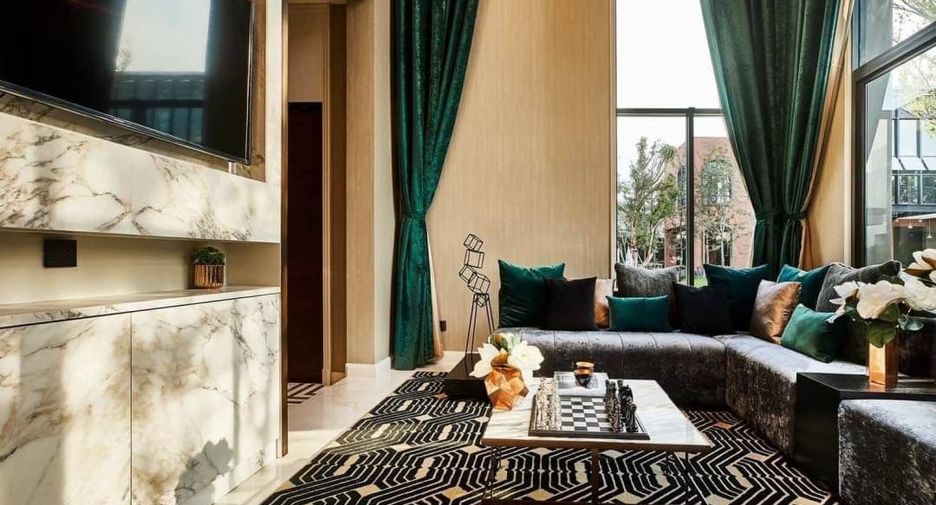 Haus zum Kauf mit 4 Zimmer in Phra Khanong, Bangkok