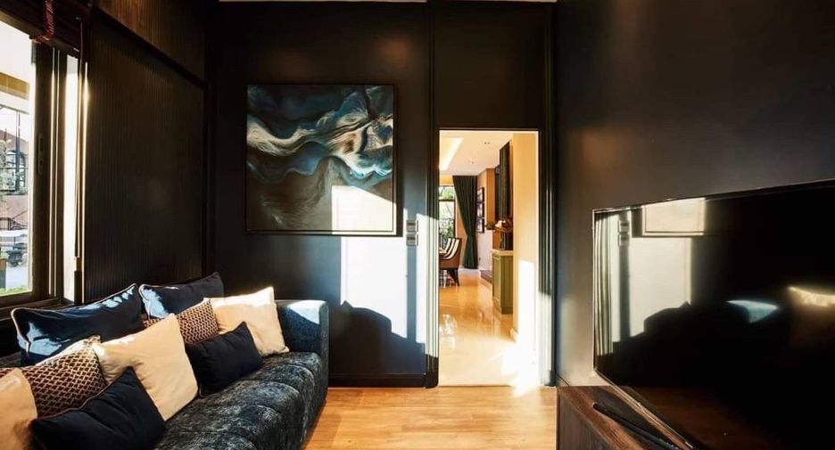 Haus zum Kauf mit 4 Zimmer in Phra Khanong, Bangkok