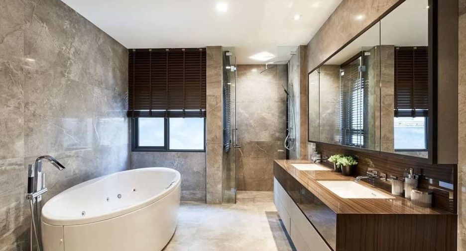 Haus zum Kauf mit 4 Zimmer in Phra Khanong, Bangkok