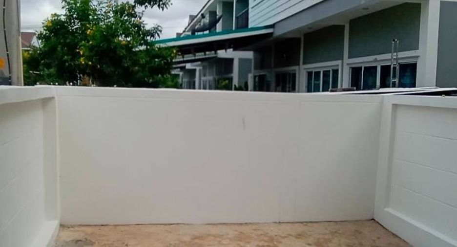 出售 2 卧室 联排别墅 在 Si Racha, Chon Buri