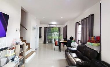Casa adosada en venta de 3 habitaciones en Sai Noi, Nonthaburi