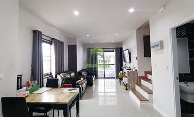 Casa adosada en venta de 3 habitaciones en Sai Noi, Nonthaburi