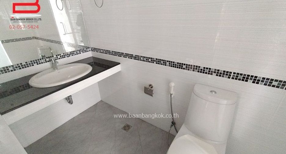 For sale 3 bedrooms townhouse in Wang Thonglang, Bangkok