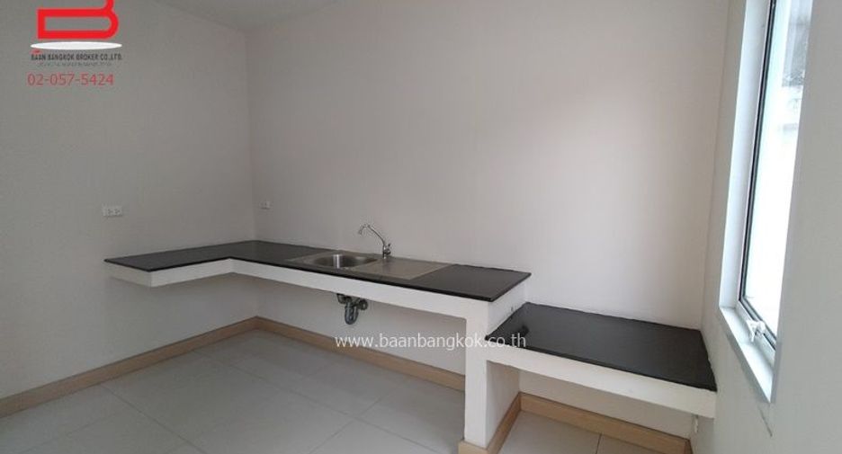 For sale 3 bedrooms townhouse in Wang Thonglang, Bangkok