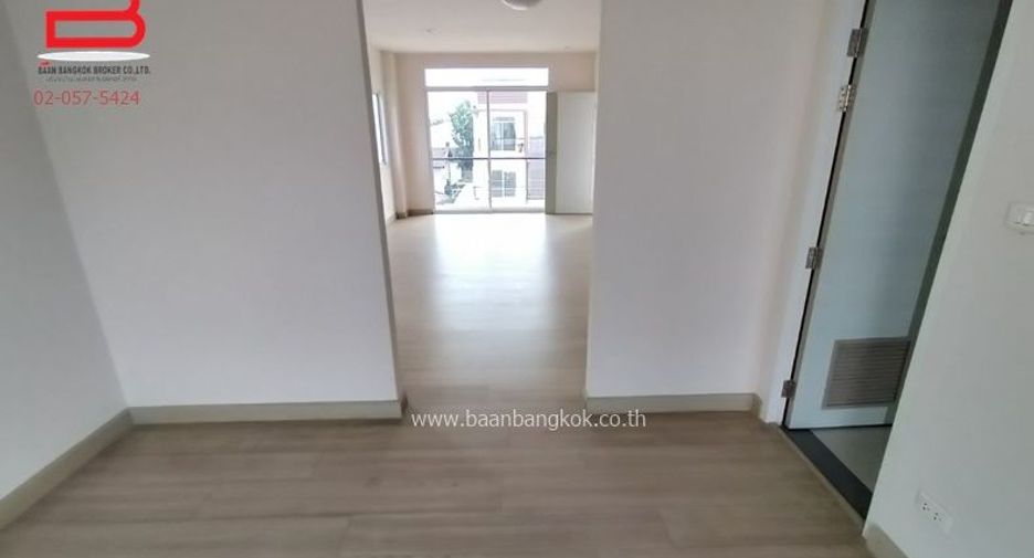 For sale 3 bedrooms townhouse in Wang Thonglang, Bangkok