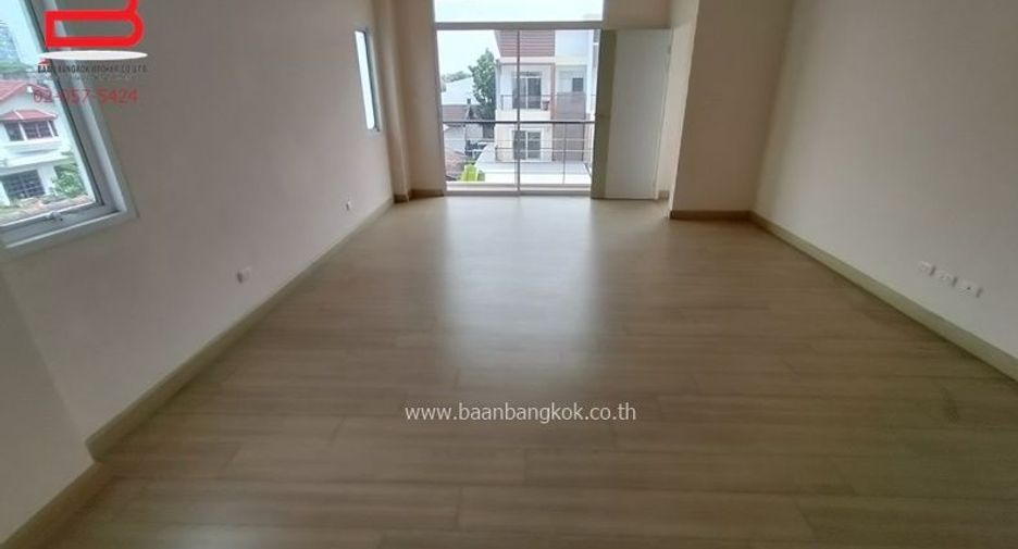 For sale 3 bedrooms townhouse in Wang Thonglang, Bangkok