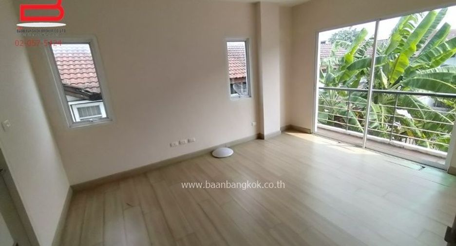 For sale 3 bedrooms townhouse in Wang Thonglang, Bangkok