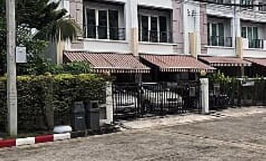 Casa adosada en alquiler de 3 habitaciones en Wang Thonglang, Bangkok