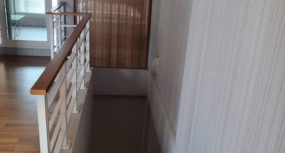 Casa adosada en alquiler de 3 habitaciones en Wang Thonglang, Bangkok